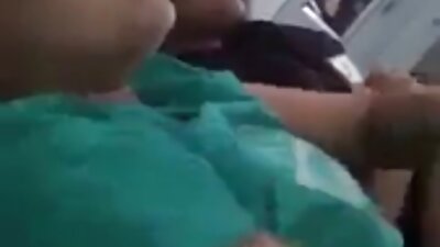 Loro wanita panas ing katresnan segi telu karo wong lanang ing sofa