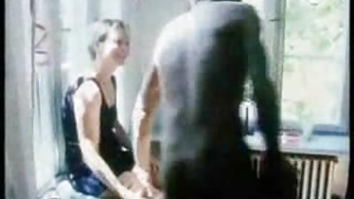 Remaja karo alam susu lan pigtails kurang ajar ing sofa putih