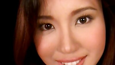 A brunette sing tresna kanggo muter karo jinis Toys nggodha lan tortures kanca