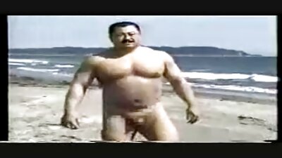 Loro bocah-bocah wadon ing ndhuwur wong, mengkono wong telu bokong nggoleki karo wong