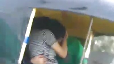 Saperangan enom nuduhake katresnan lan passion padha aran kanggo saben liyane