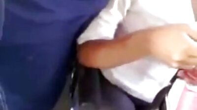 Remaja karo udan dipun cukur pussies nuduhake kontol