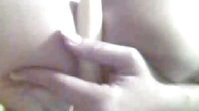 Two sluts njupuk care saka wong nalika kissing siji liyane passionately